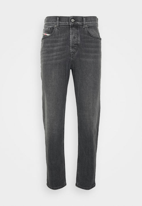 Graue Jeans aus Denim mit geradem Schnitt, ausgestattet mit einem klassischen Fünf-Taschen-Design, Knopfverschluss und subtiler Ausbleichung des Stoffs.