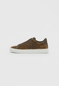 Brauner Low-Top-Sneaker aus Wildleder mit dunkelbraunen Lederakzenten, passenden Schnürsenkeln und weißer Gummisohle vor weißem Hintergrund.