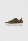 Brauner Low-Top-Sneaker aus Wildleder mit dunkelbraunen Lederakzenten, passenden Schnürsenkeln und weißer Gummisohle vor weißem Hintergrund.