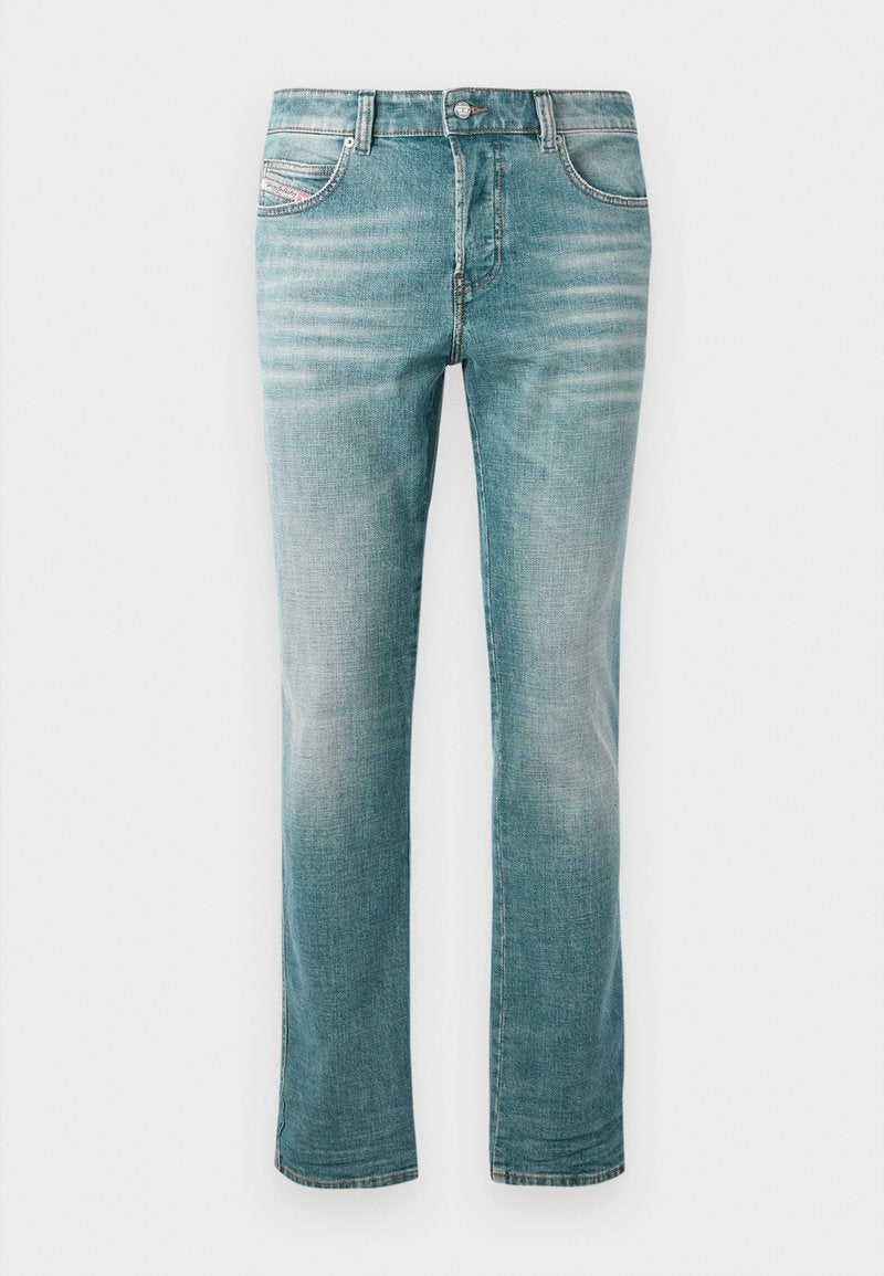 Hellblaue Jeans aus Denim mit geradem Schnitt, fünf Taschen, dezentem Used-Look und klassischem Knopfverschluss an der Taille.