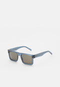 Blaue durchscheinende rechteckige Sonnenbrille mit dunklen Gläsern, leicht geneigt, um Vorder- und Seitenansicht auf weißem Hintergrund zu zeigen.