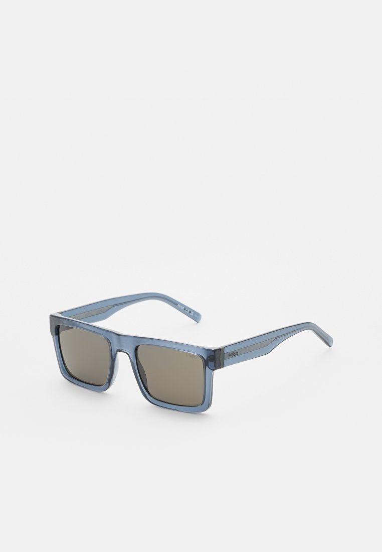 Blaue durchscheinende rechteckige Sonnenbrille mit dunklen Gläsern, leicht geneigt, um Vorder- und Seitenansicht auf weißem Hintergrund zu zeigen.