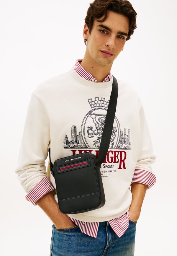Tommy Hilfiger METAL LOGO CROSSBODY REPORTER BAG - Cross body bag - black