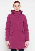 Figurbetonter, mit Kapuze versehener Wintermantel in Magenta. Hergestellt aus glattem, isoliertem Material mit vertikalen Nähten und seitlichen Taschen.