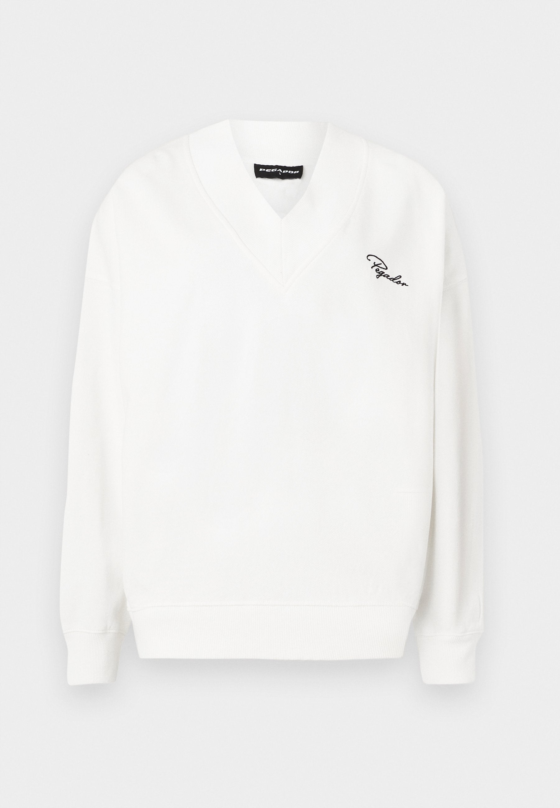 Weißer Baumwollpullover mit V-Ausschnitt, gerippten Bündchen und Saum. Verfügt über ein kleines schwarzes gesticktes Logo auf der linken Seite.