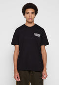 Schwarzes Baumwoll-T-Shirt mit kurzen Ärmeln, rundem Ausschnitt und weißem Aufdruck auf der linken Brustseite. Lässige Passform, glatte Textur.