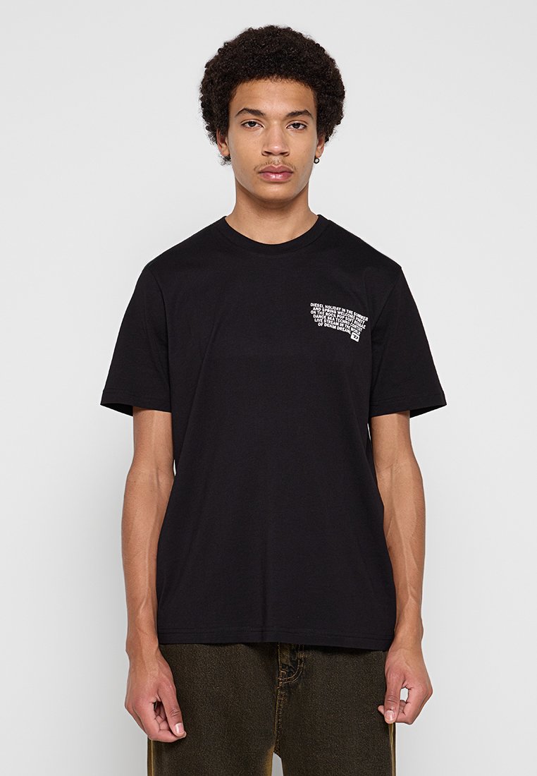 Schwarzes Baumwoll-T-Shirt mit kurzen Ärmeln, rundem Ausschnitt und weißem Aufdruck auf der linken Brustseite. Lässige Passform, glatte Textur.