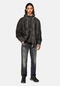 Dunkelgraue Jeansjacke mit sichtbaren Nähten, über einem grauen Hoodie getragen. Kombiniert mit hellgrauen Jeans und schwarzen Sneakers.