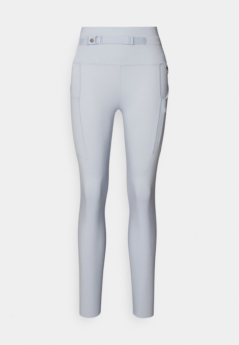 Helles blaugraues Sportleggings aus glattem Material, mit hohem Bund, seitlichen Taschen und einem kontrastierenden Gürtel-Detail an der Taille.