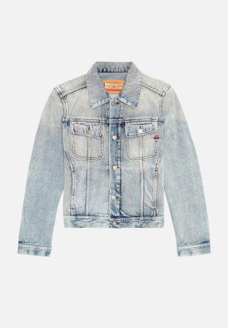 Hellblaue Jeansjacke mit einem breiten Kragen, durchgehender Knopfverschluss, zwei Brusttaschen und langen Ärmeln. Mit kontrastierenden Nähten.