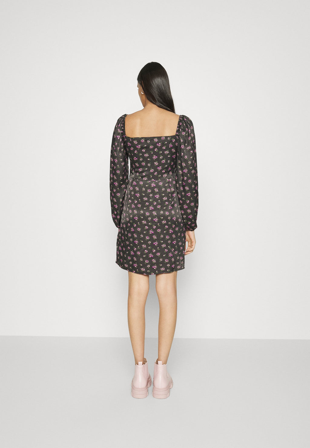 NA-KD SHAPED CUPS MINI DRESS