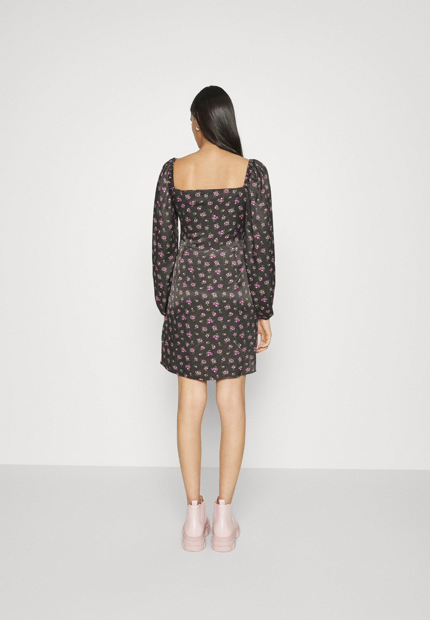 NA-KD SHAPED CUPS MINI DRESS