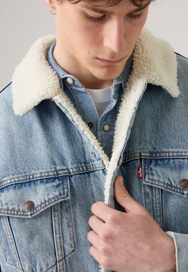 Levi's® RELAXED FIT