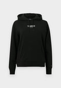 Schwarzer Hoodie aus weichem Stoff, mit Kängurutasche und Kapuze mit Kordelzug. Das Logo auf der Vorderseite zeigt "TOMMY JEANS" in weißer Schrift.