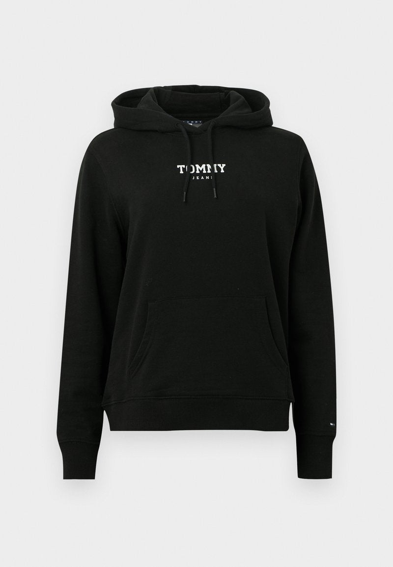 Schwarzer Hoodie aus weichem Stoff, mit Kängurutasche und Kapuze mit Kordelzug. Das Logo auf der Vorderseite zeigt "TOMMY JEANS" in weißer Schrift.