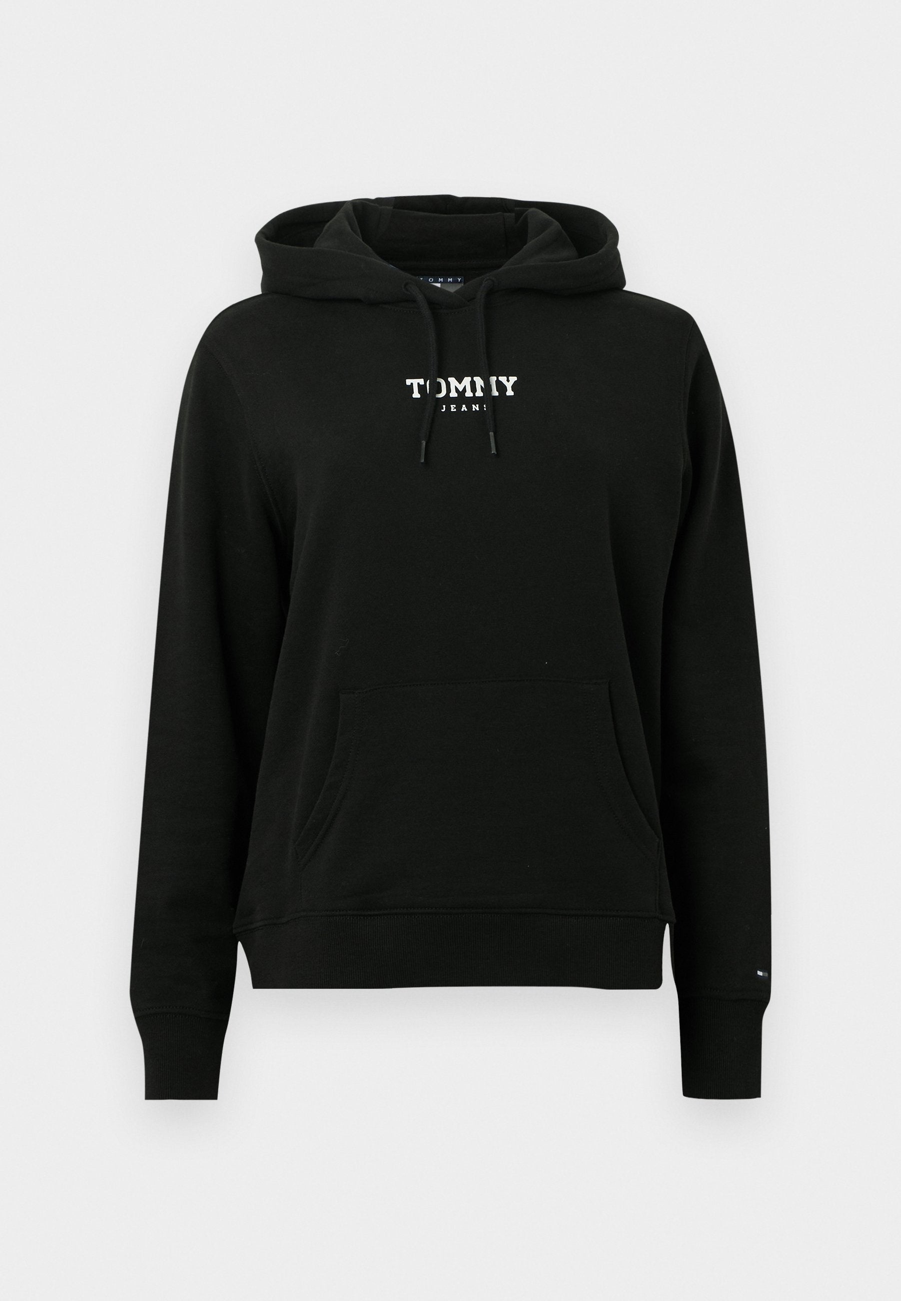 Schwarzer Hoodie aus weichem Stoff, mit Kängurutasche und Kapuze mit Kordelzug. Das Logo auf der Vorderseite zeigt "TOMMY JEANS" in weißer Schrift.