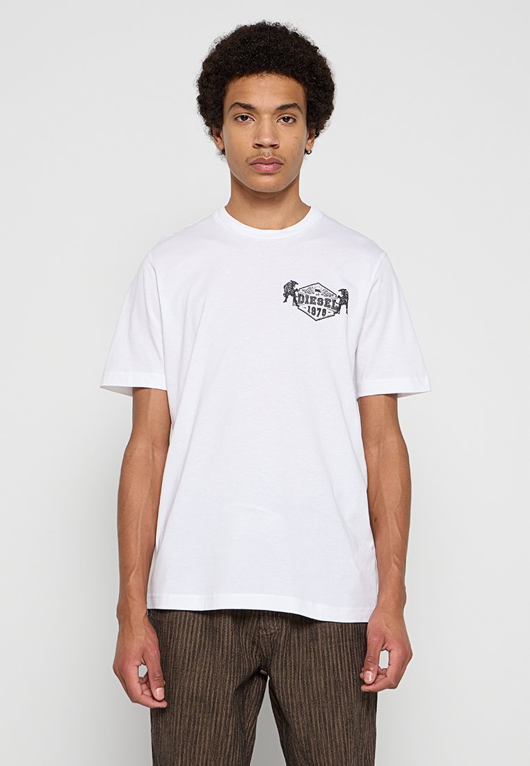 Weißes Baumwoll-T-Shirt mit kurzen Ärmeln und Rundhalsausschnitt. Auf der linken Brust befindet sich ein schwarzes Grafik-Logo "Diesel 1978".