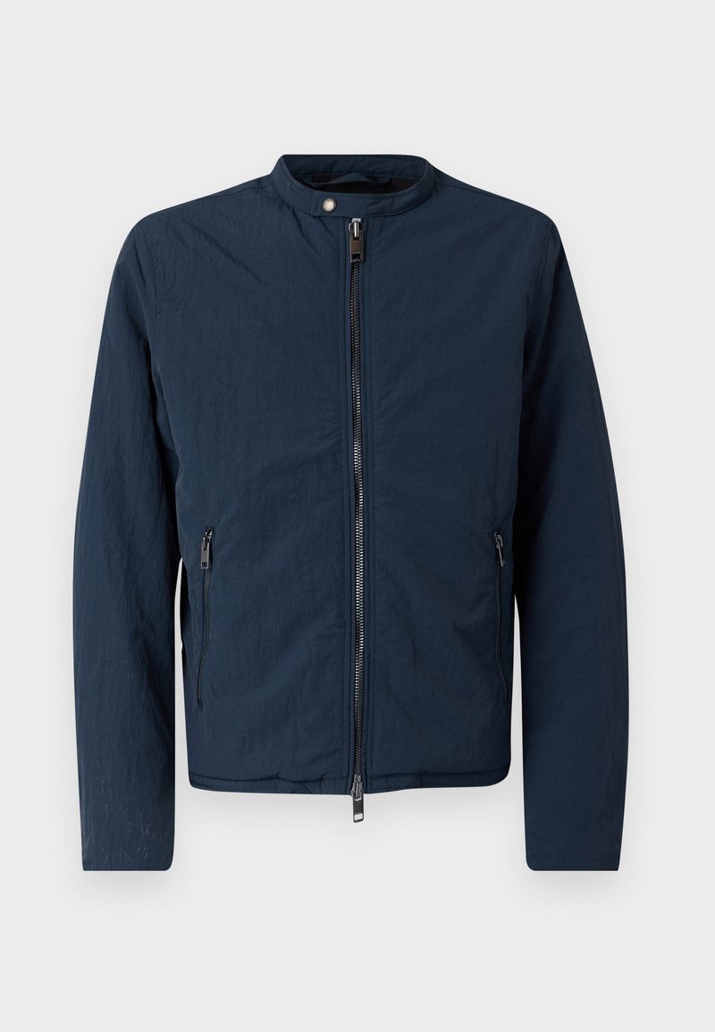 Marineblaue leichte Jacke mit hohem Kragen, vorderem Reißverschluss und zwei seitlichen Taschen. Verfügt über einen strukturierten Stoff für einen lässigen Look.