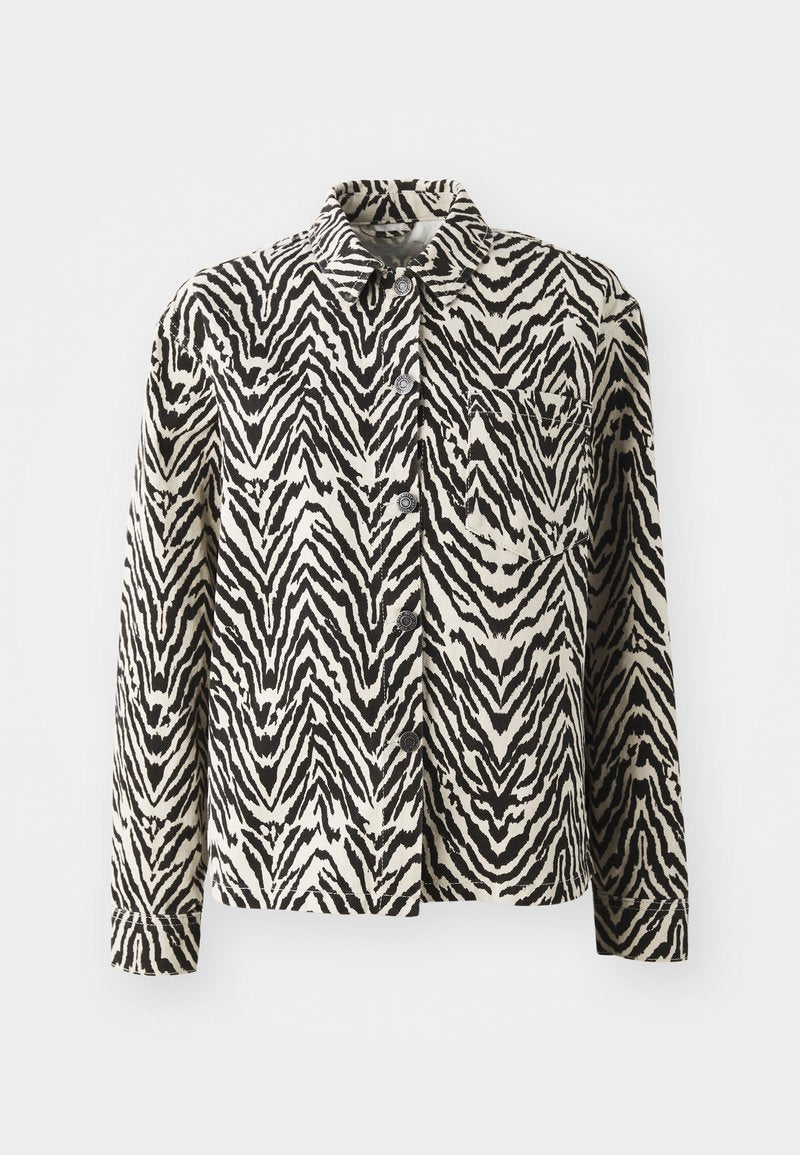 Schwarz- und cremefarbener, zebra gestreifter Mantel mit langen Ärmeln, Kragen und Knopfverschluss; verfügt über eine Brusttasche und strukturierten Stoff.