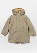 Helle olivgrüne Jacke mit Kapuze, elastischen Bündchen, zwei Fronttaschen und einem orangefarbenen Innenfutter. Gefertigt aus einem strukturierten, strapazierfähigen Material.