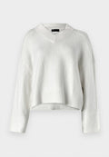 Weißer, gekürzter Pullover mit V-Ausschnitt, geripptem Saum und langen Ärmeln. Hergestellt aus einem weichen, strukturierten Strickmaterial. Einfaches und vielseitiges Design.