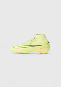 Nike Fußballschuh in leuchtendem Gelb mit schwarzen Akzenten, hohem Design, strukturiertem Obermaterial und orangefarbenen Stollen an der Sohle. "AIR ZOOM" an der Ferse.