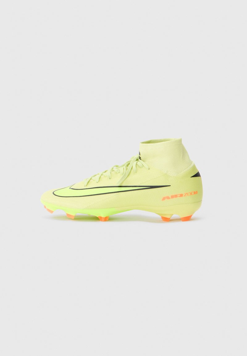 Nike Fußballschuh in leuchtendem Gelb mit schwarzen Akzenten, hohem Design, strukturiertem Obermaterial und orangefarbenen Stollen an der Sohle. "AIR ZOOM" an der Ferse.
