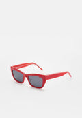 Rote rechteckige Sonnenbrille mit dunklen Gläsern und glänzendem Finish, mit "HUGO" auf dem Glas und dem Bügel gebrandet.