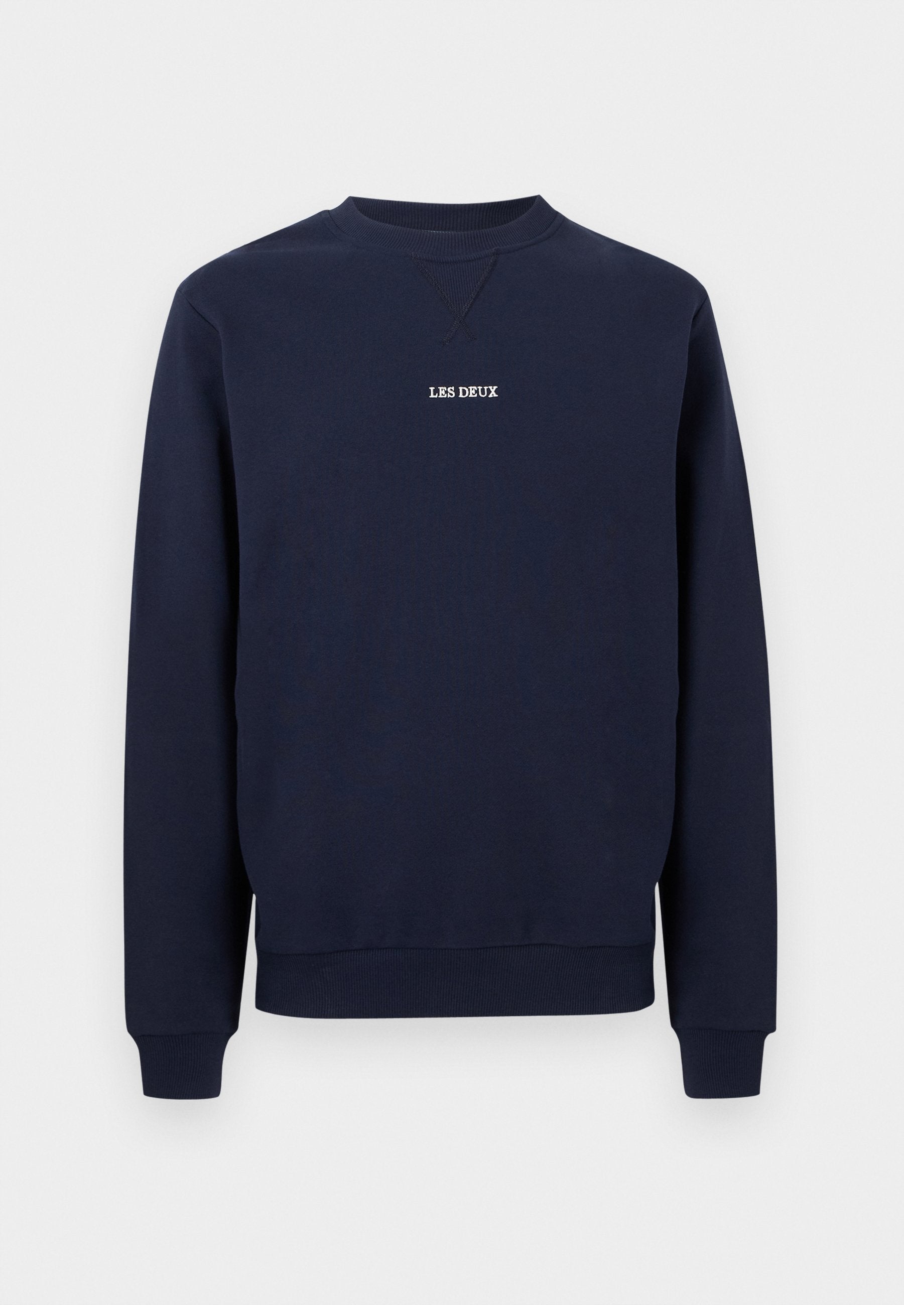 Marineblaues Sweatshirt mit Rundhalsausschnitt, gerippten Bündchen und Saum, mit kleinem weißem "LES DEUX" Schriftzug mittig auf der Brust.