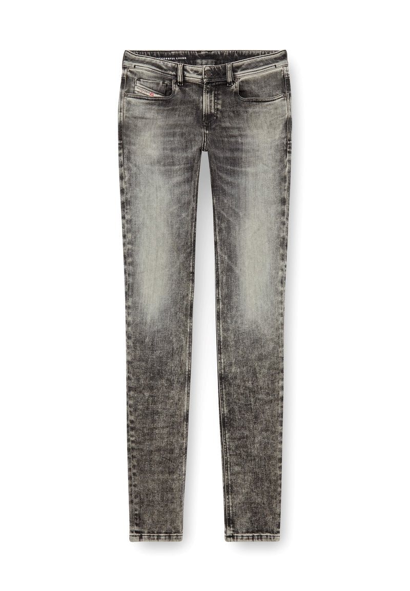 Schmale Jeans in einer ausgewaschenen schwarzen Wäsche, mit fünf Taschen, Gürtelschlaufen und metallischen Beschlägen. Der Stoff weist eine leichte Textur mit Used-Effekten auf.