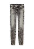 Schmale Jeans in einer ausgewaschenen schwarzen Wäsche, mit fünf Taschen, Gürtelschlaufen und metallischen Beschlägen. Der Stoff weist eine leichte Textur mit Used-Effekten auf.