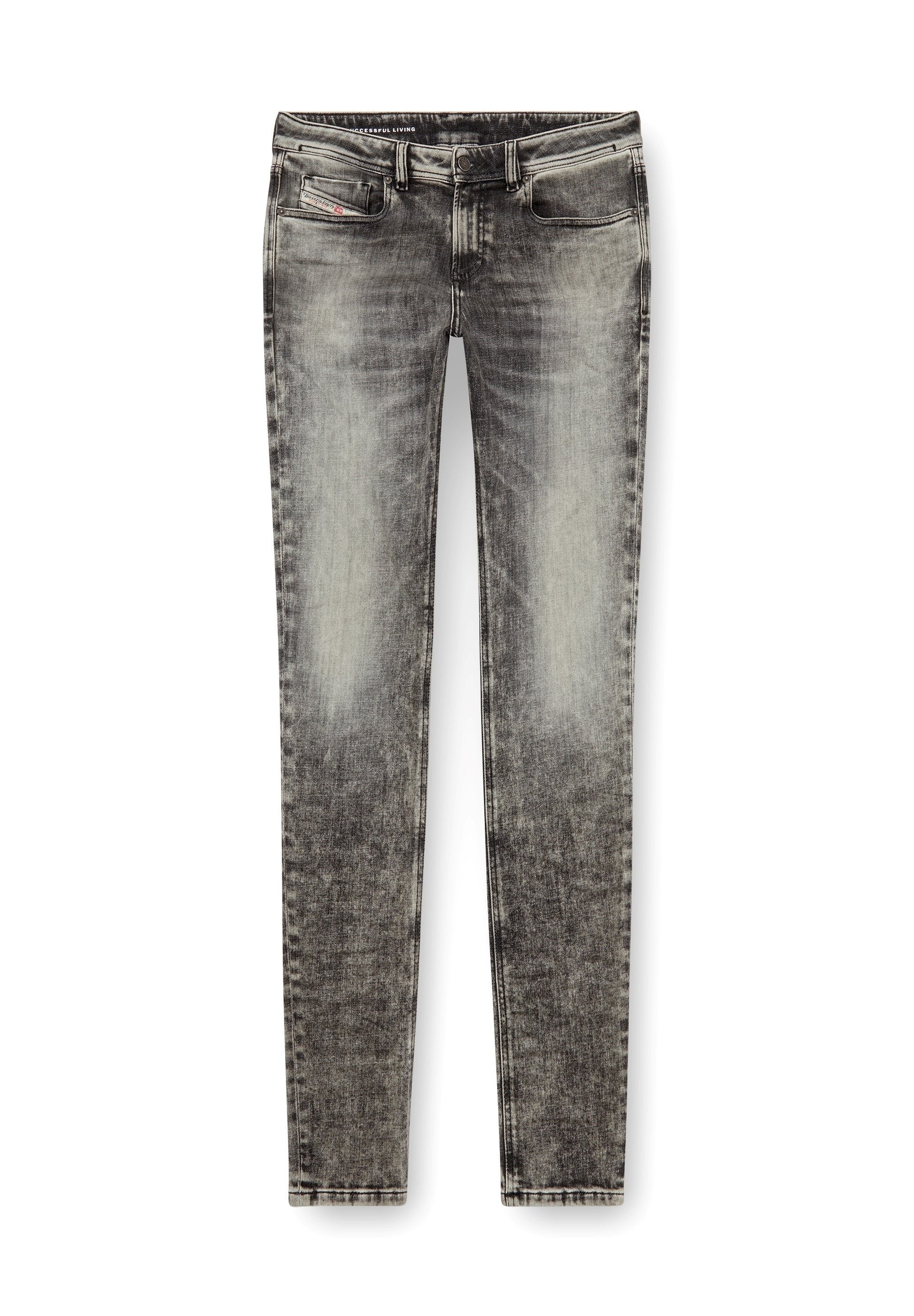 Schmale Jeans in einer ausgewaschenen schwarzen Wäsche, mit fünf Taschen, Gürtelschlaufen und metallischen Beschlägen. Der Stoff weist eine leichte Textur mit Used-Effekten auf.