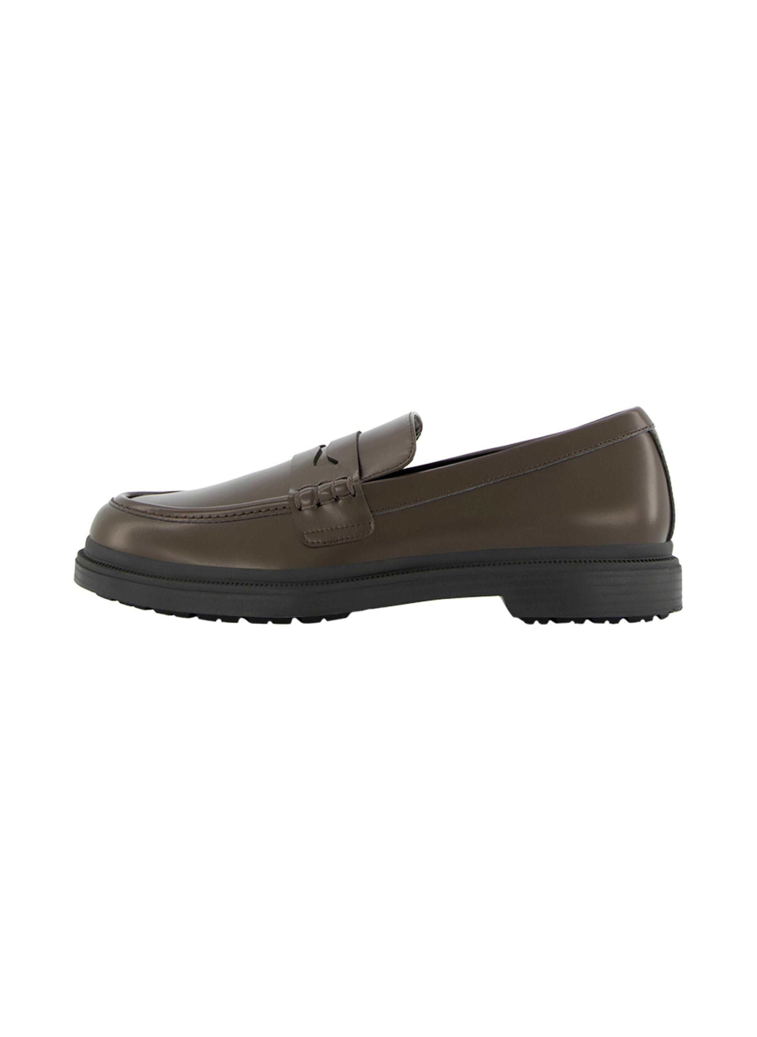 Braune Lederloafer mit glatter Oberfläche, gesteppten Details und Gummisohle. Sie verfügen über eine runde Zehenpartie und ein Schlupfdesign.