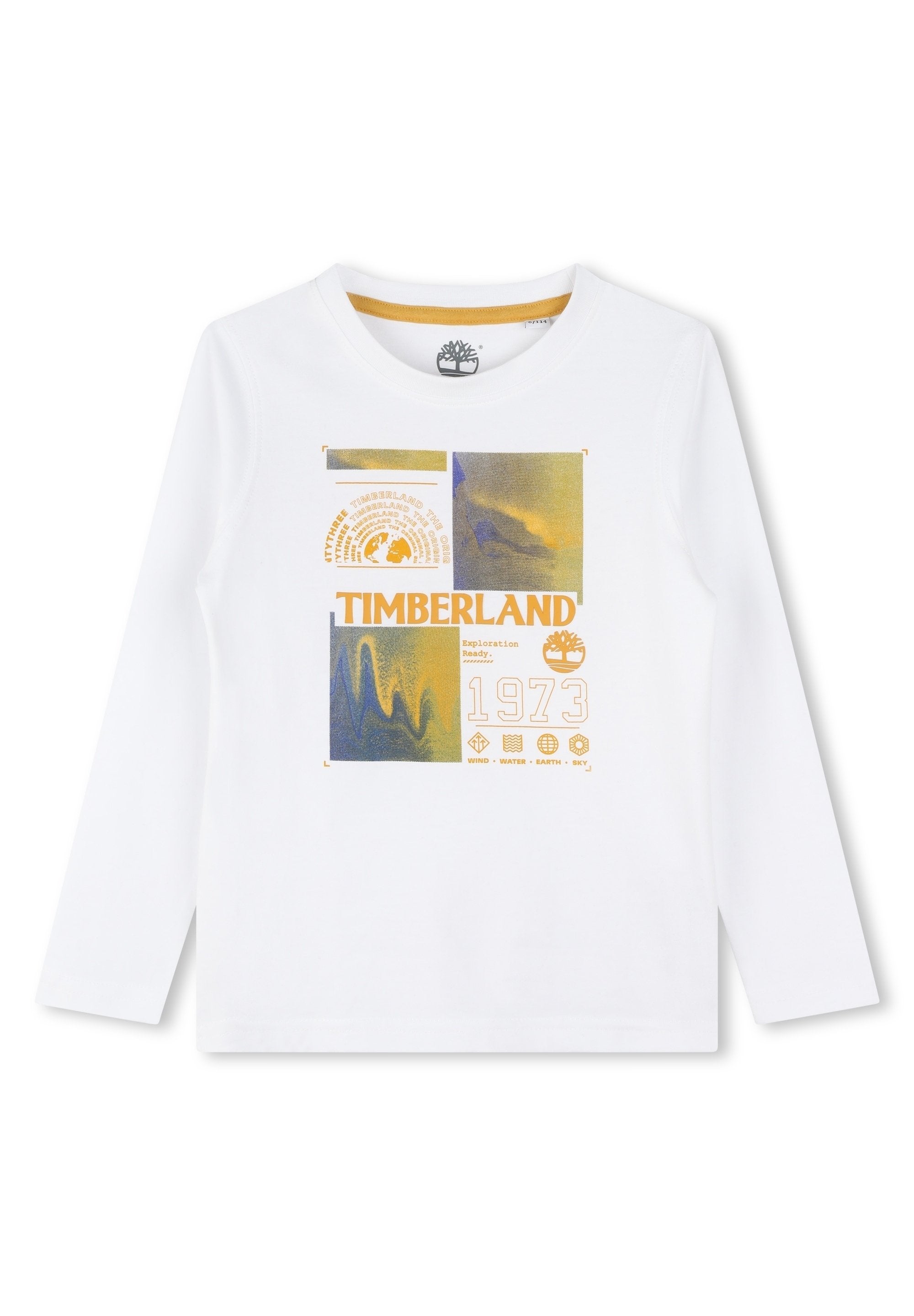 Weißes Langarm-T-Shirt mit einem bunten Grafikdruck, der den Text "TIMBERLAND" und "1973" zeigt, wobei gelbe und blaue Akzente hervorgehoben werden.