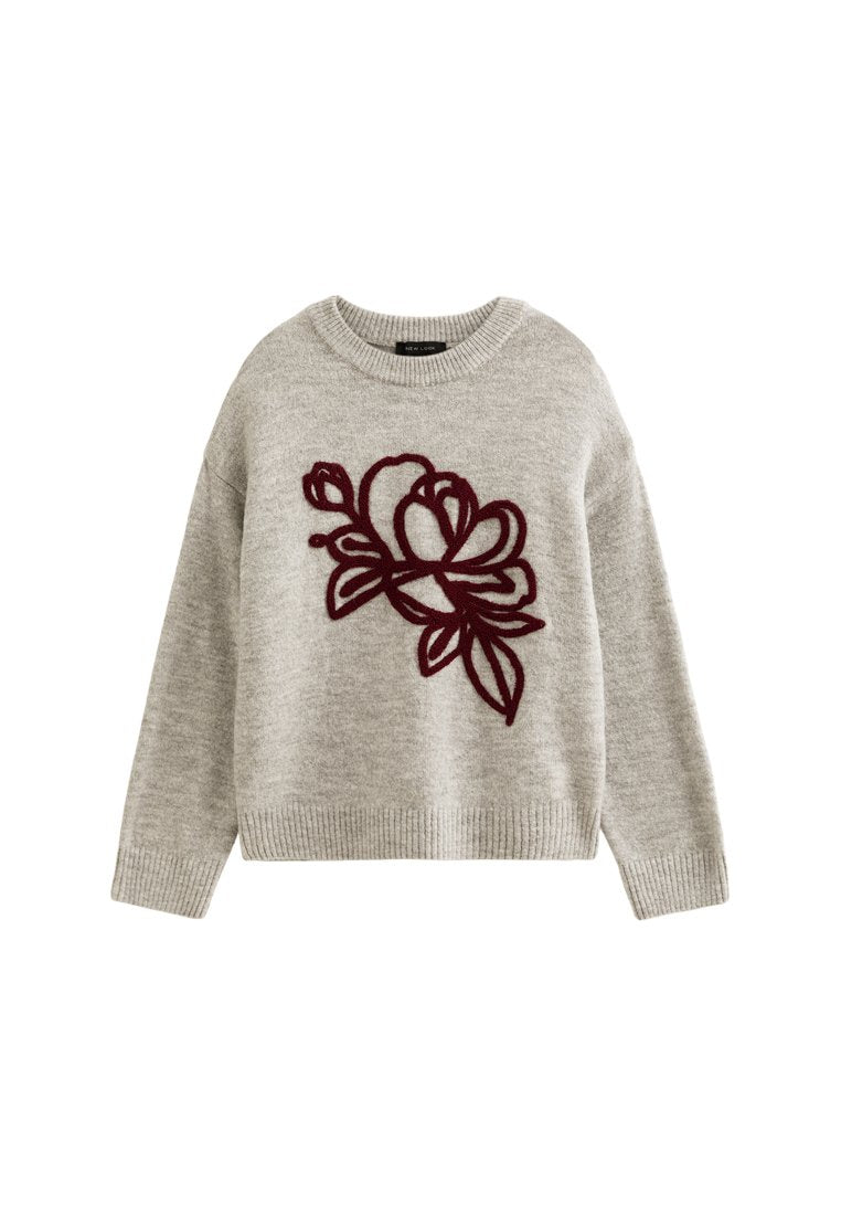 Hellgrauer Pullover mit langen Ärmeln und Rundhalsausschnitt, mit einem burgunderfarbenen Blumenmuster auf der Vorderseite, sowie gerippten Bündchen und Saum. Weiche Textur.