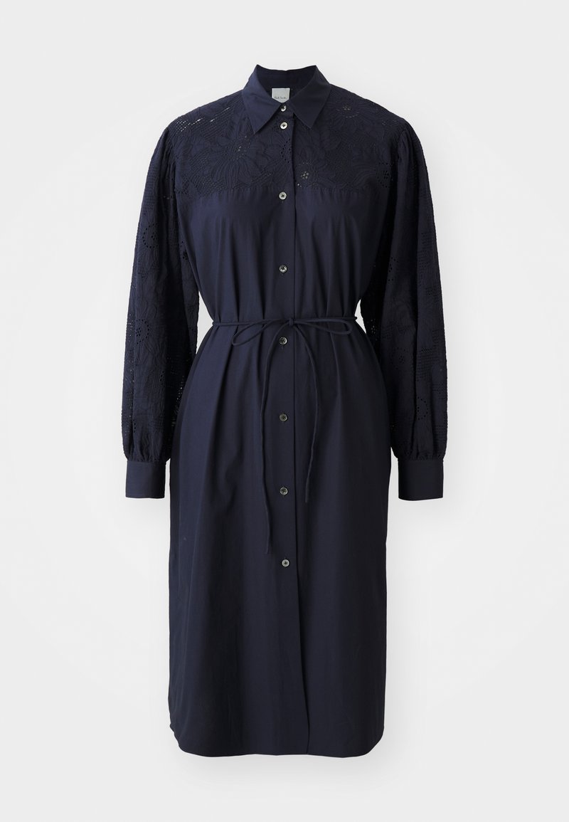 Navyblaues langärmliges Kleid mit Kragen, Knopfleiste auf der Vorderseite und strukturiertem gesticktem Stoff an den Ärmeln, ausgestattet mit einem Taillengürtel.
