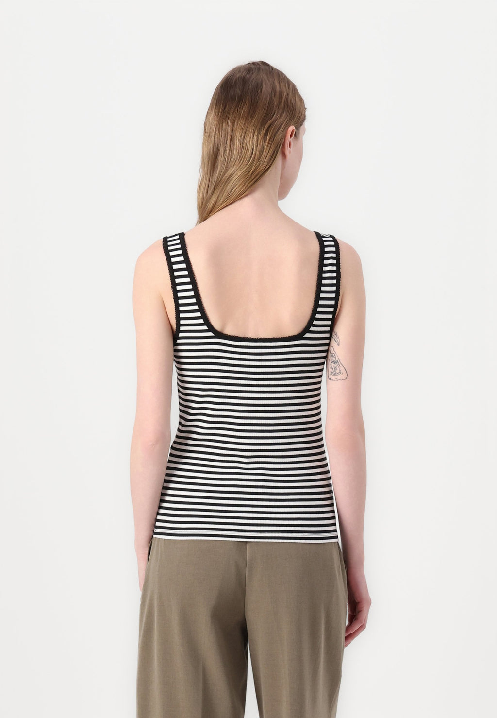 SLIM SQUARE TANK Media 4