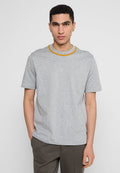 Grau Baumwoll-T-Shirt mit Rundhalsausschnitt und gelben Akzenten. Kurze Ärmel und eine lässige Passform, angenehme Textur ohne sichtbare Muster oder Designs.