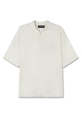 Lockere, kurzärmlige Poloshirt in Off-White mit V-Ausschnitt und einem dezent gestickten Logo auf der Brust in einem tonal passenden Design.