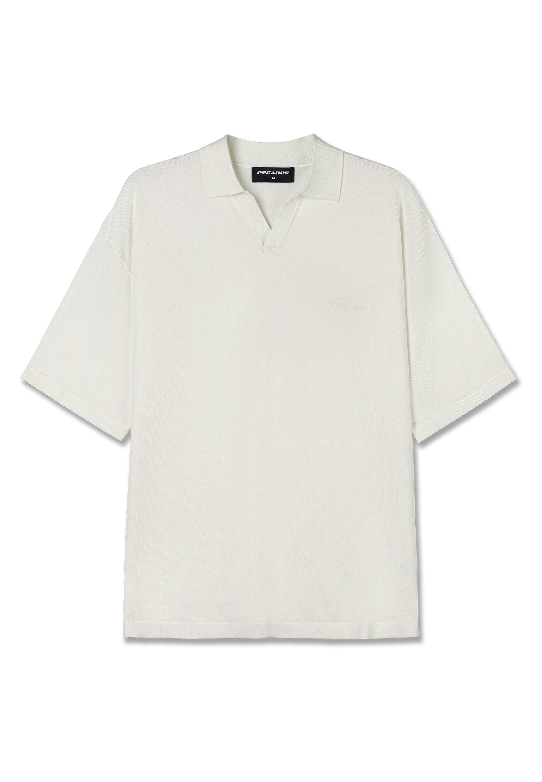 Lockere, kurzärmlige Poloshirt in Off-White mit V-Ausschnitt und einem dezent gestickten Logo auf der Brust in einem tonal passenden Design.