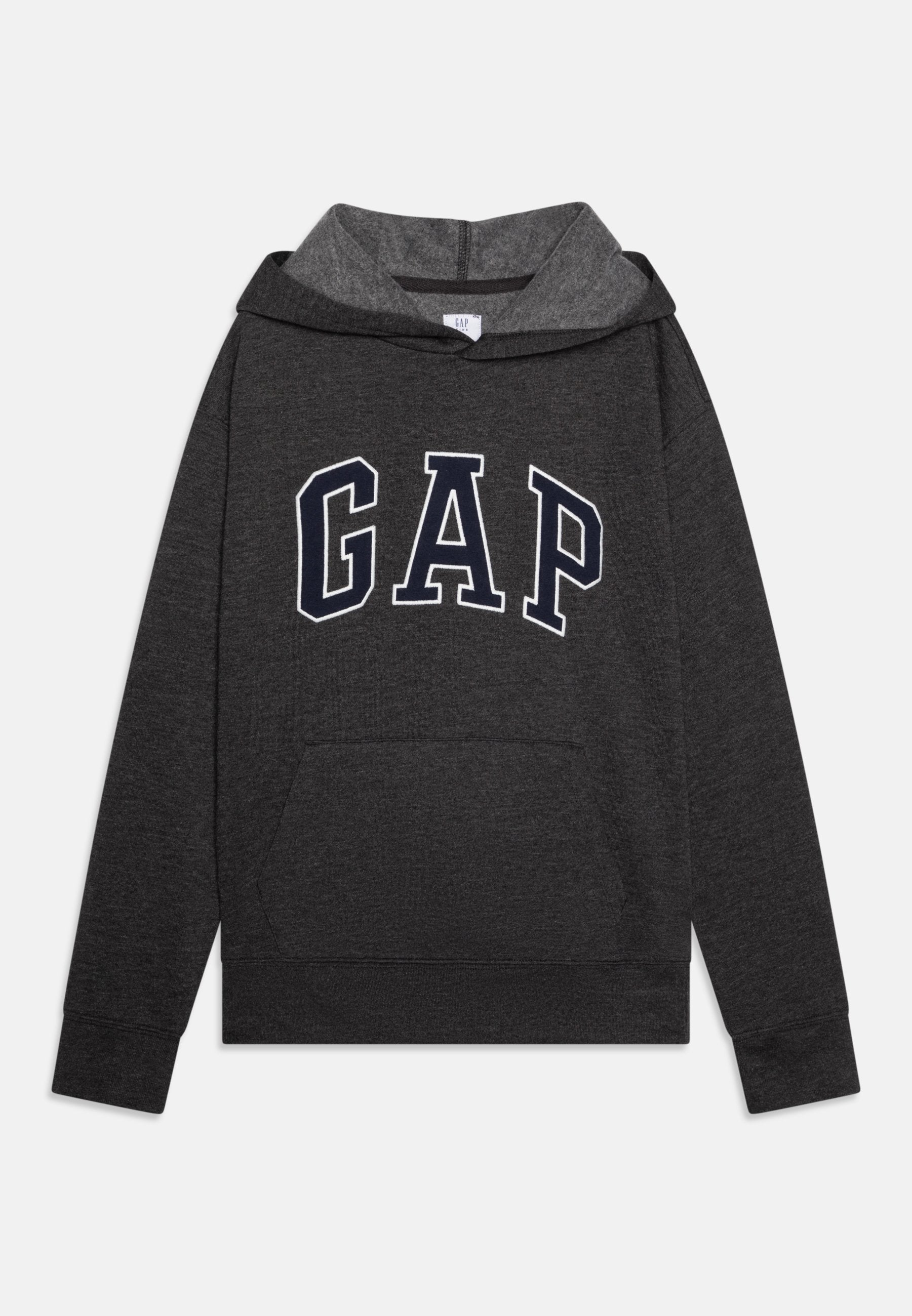 Dunkelgrauer Kapuzenpullover mit grauem Innenfutter an der Kapuze. Mit großem, navyblauem "GAP"-Logo über der Brust und einer vorderen Kängurutasche. Weicher Stoff.