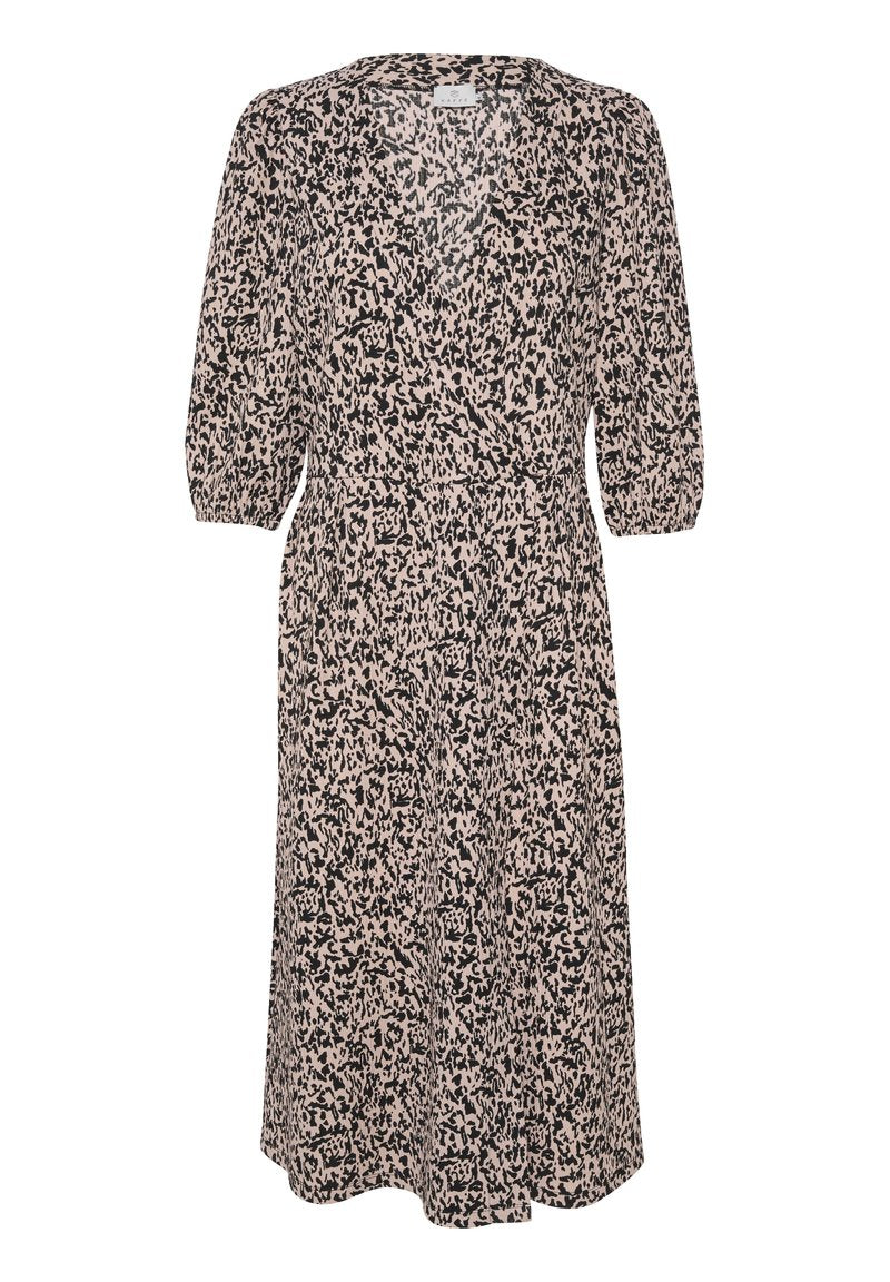 Kurzarmkleid in hellrosa mit einem schwarzen abstrakten Muster. Verfügt über einen V-Ausschnitt und eine taillierte Taille, die bis zum knielangen Saum fließt.