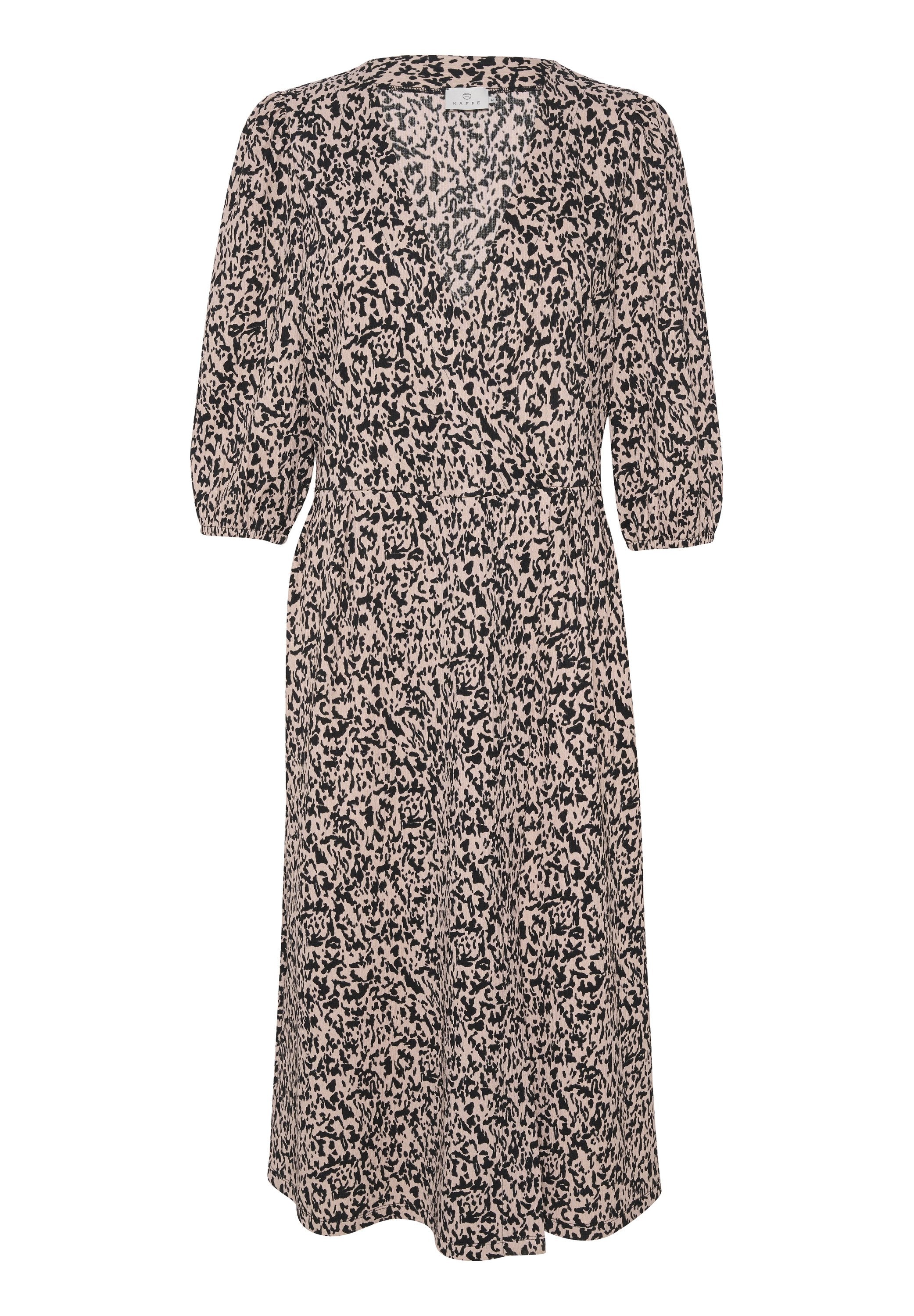 Kurzarmkleid in hellrosa mit einem schwarzen abstrakten Muster. Verfügt über einen V-Ausschnitt und eine taillierte Taille, die bis zum knielangen Saum fließt.