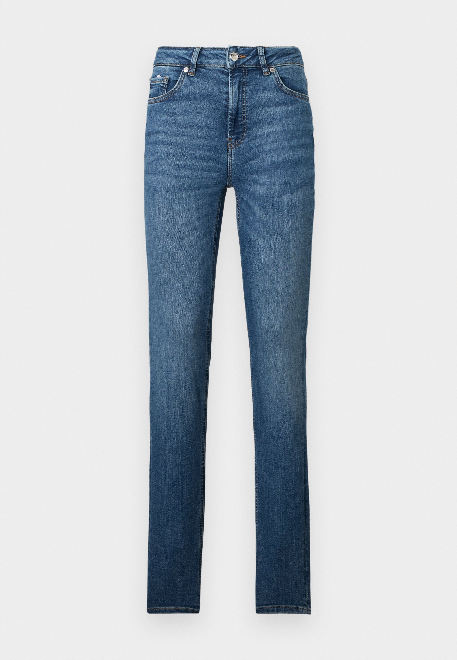 Hoch geschnittene, gerade geschnittene blaue Jeans aus Denim. Der Stoff hat eine glatte Textur mit subtilen Verwaschungen und klassischem Fünf-Taschen-Design. Metallknopfverschluss.