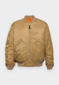Beige Bomberjacke mit glatten Satinfinish, gerippten Bündchen und Saum, zwei vorderen Taschen und einem orangefarbenen Futter. Verfügt über einen Reißverschluss.