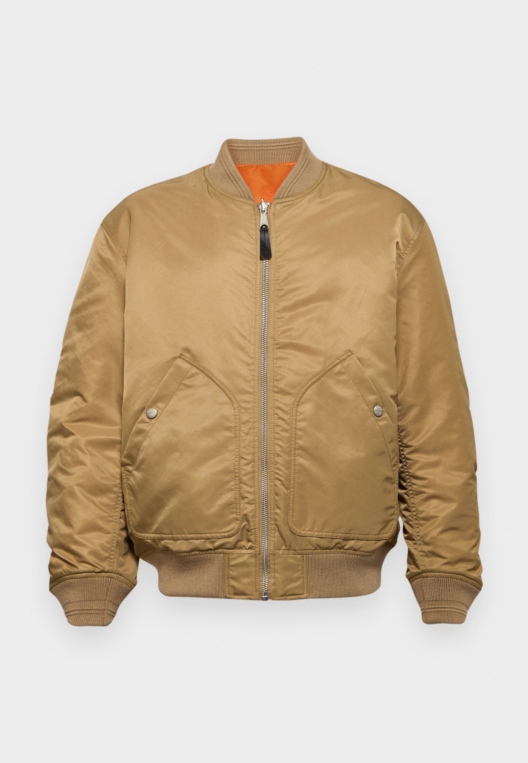 Beige Bomberjacke mit glatten Satinfinish, gerippten Bündchen und Saum, zwei vorderen Taschen und einem orangefarbenen Futter. Verfügt über einen Reißverschluss.