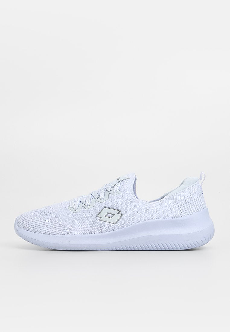 Weiße Sportschuh mit einem atmungsaktiven Strick-Obermaterial, strukturierten Oberflächen, Schnürverschluss und einer gepolsterten Sohle. Silbernes Logodetail an der Seite.