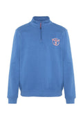 Blauer Fleecepullover mit hohem Kragen, Viertel-Reißverschluss, gerippten Bündchen und einem gestickten Logodetail auf der Brust.