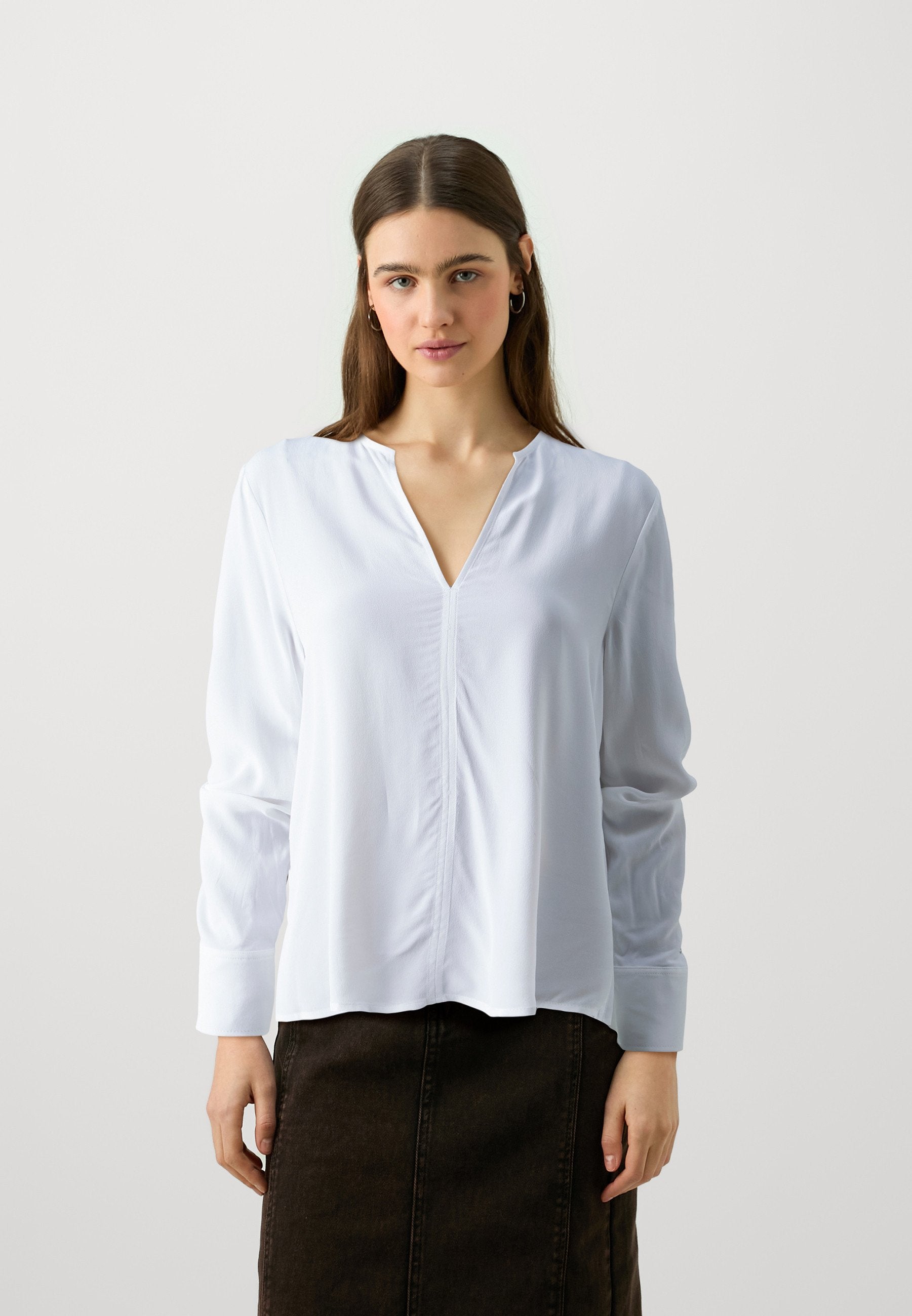 V NECK Media 3