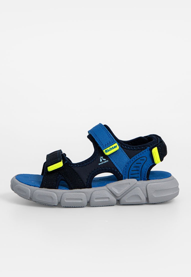 Marineblaue Sandale mit verstellbaren Riemen und gelben Akzenten. Verfügt über eine Gummisohle mit strukturiertem Grip und gepolsterter Innensohle.